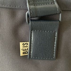 Beis tote bag in navy. Great bag with special zipper compartment for shoes!